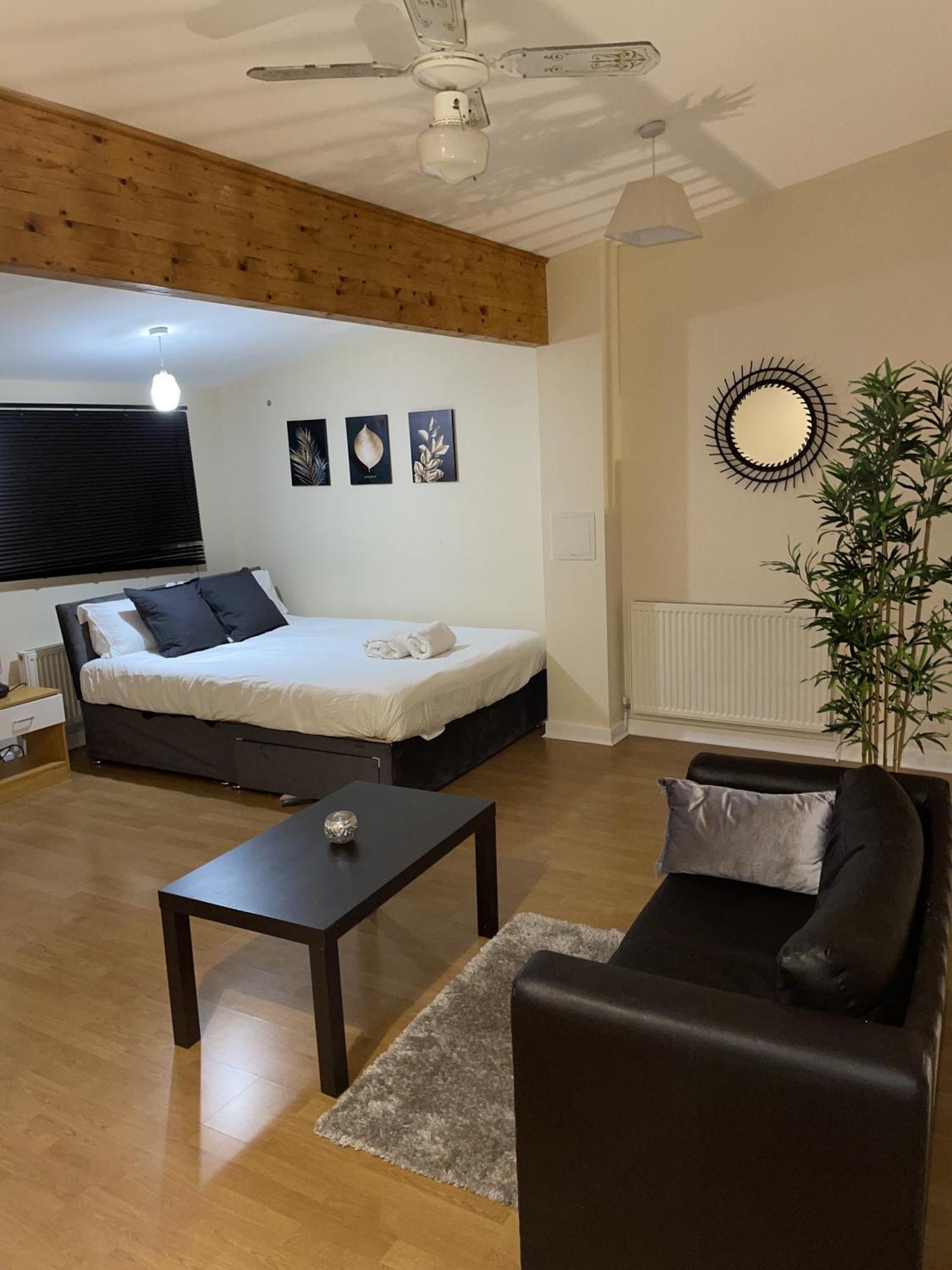 Luxury 2 Bed Apartment - Near Heathrow, Legoland, Windsor 斯劳 外观 照片