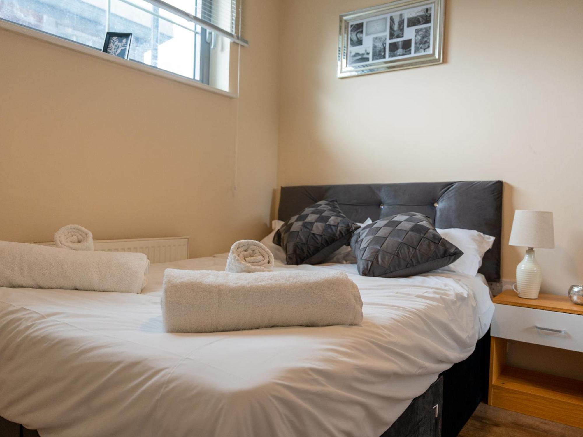 Luxury 2 Bed Apartment - Near Heathrow, Legoland, Windsor 斯劳 外观 照片