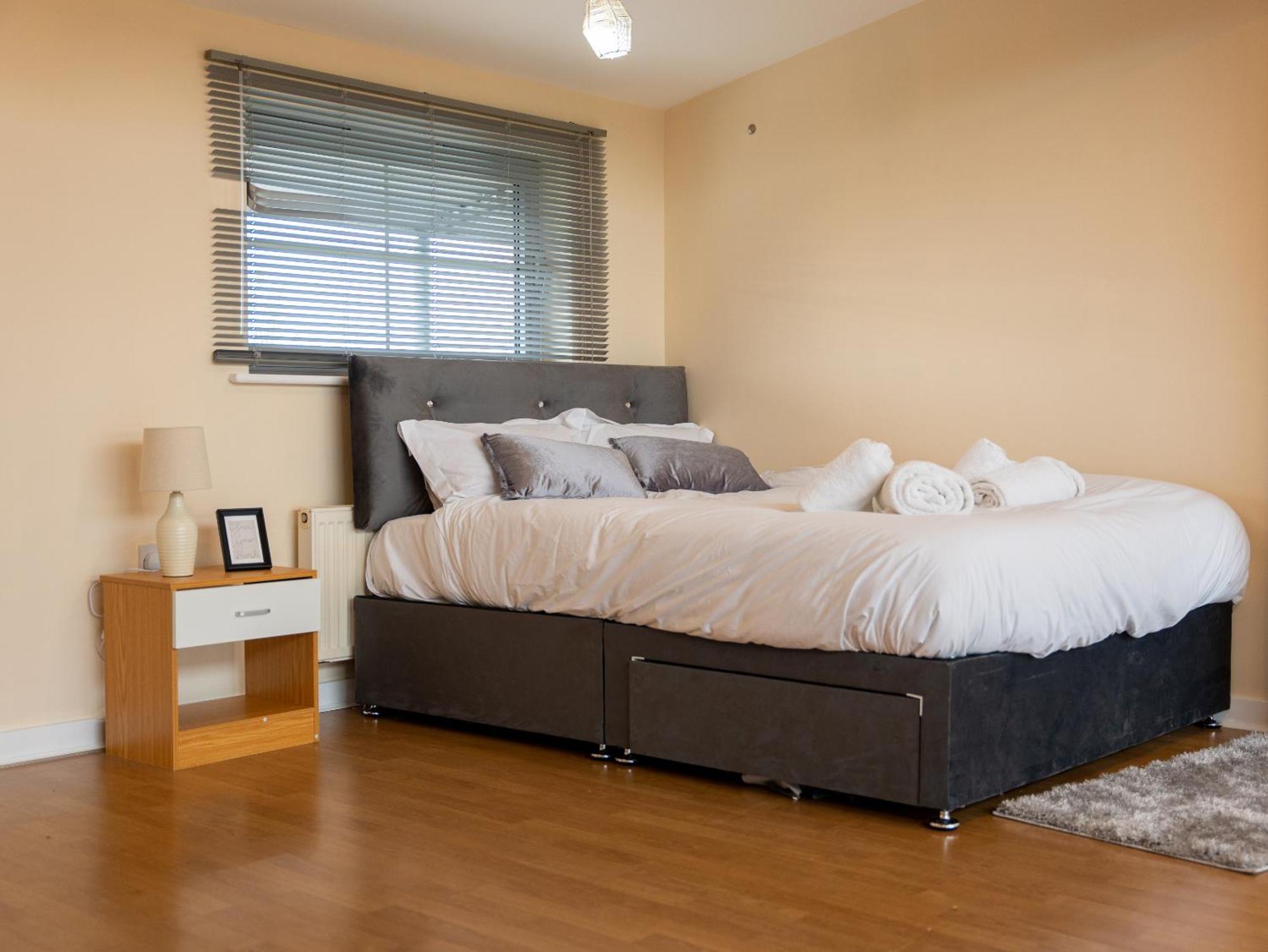 Luxury 2 Bed Apartment - Near Heathrow, Legoland, Windsor 斯劳 外观 照片