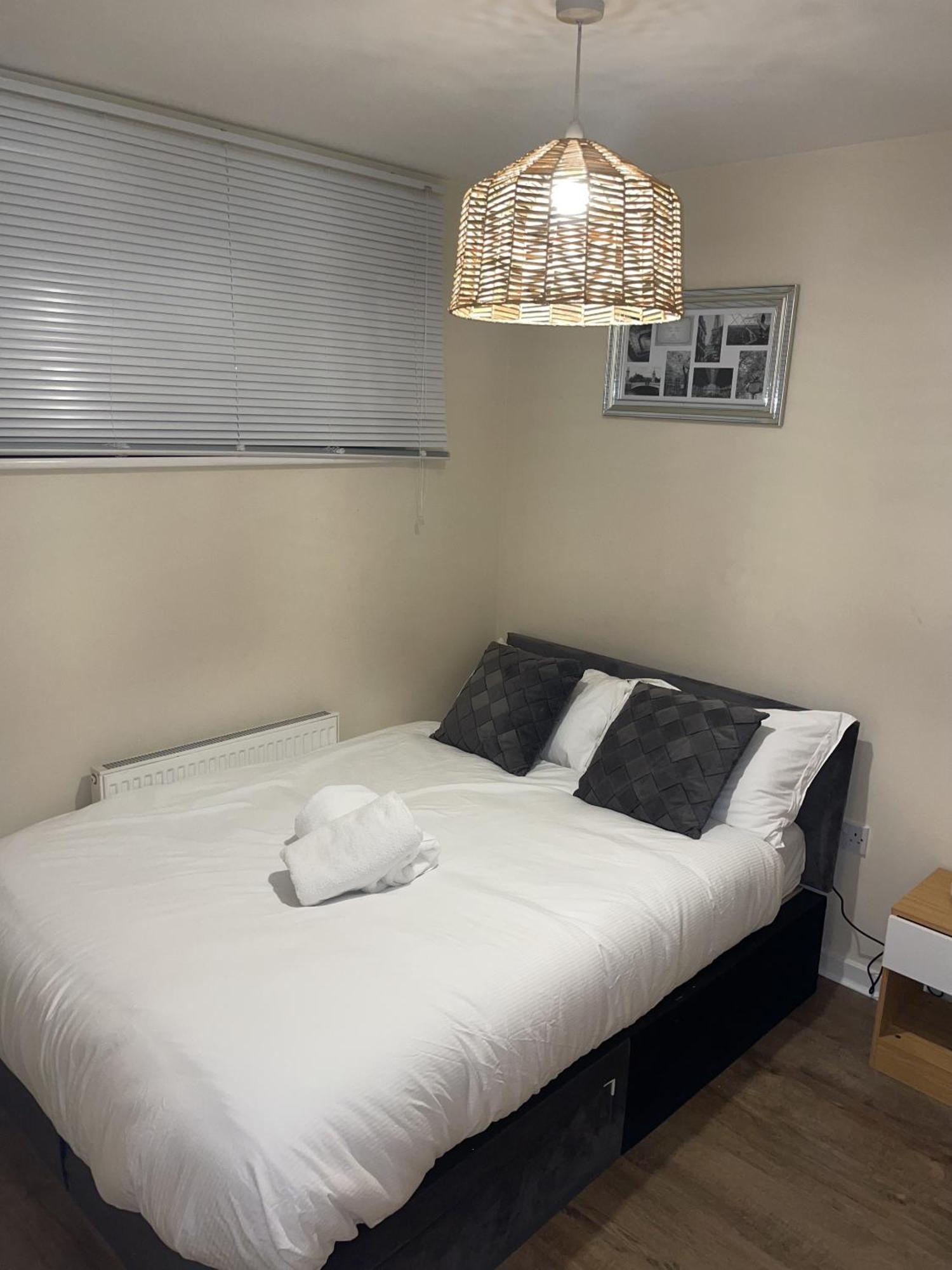 Luxury 2 Bed Apartment - Near Heathrow, Legoland, Windsor 斯劳 外观 照片