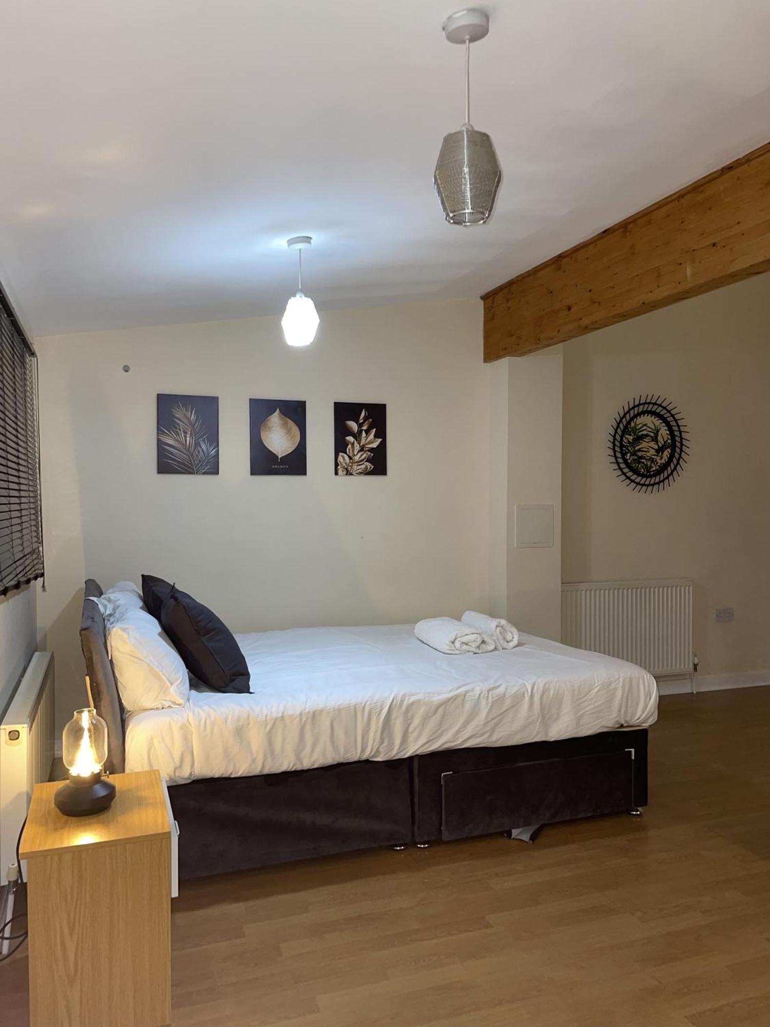 Luxury 2 Bed Apartment - Near Heathrow, Legoland, Windsor 斯劳 外观 照片